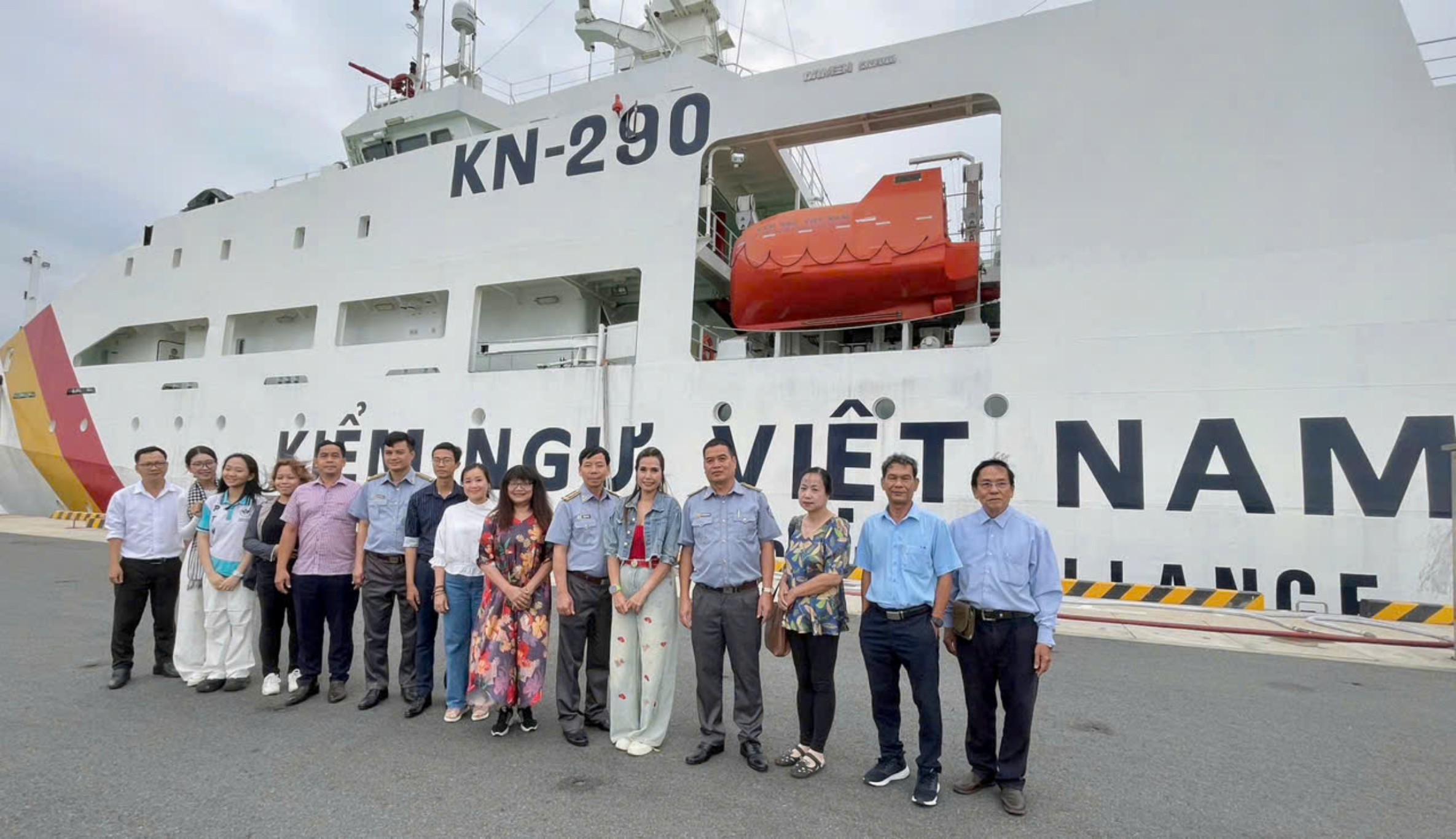 Giao lưu BTC 'Vì Biển Đảo Xanh Tổ quốc' và Chi đội Kiểm ngư số 2 với chủ đề 'Hãy làm sạch biển'