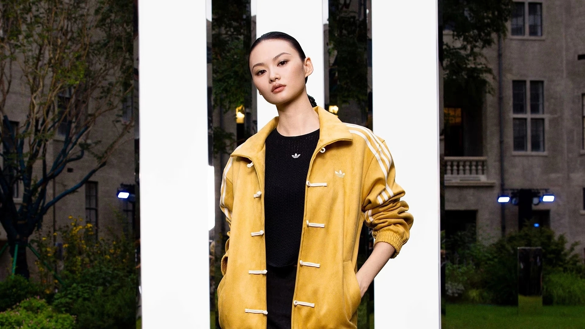 adidas, Chinese Track Top, áo khoác Tết Bính Ngọ, áo Đường trang hiện đại, Gen Z, Shanghai Fashion Week