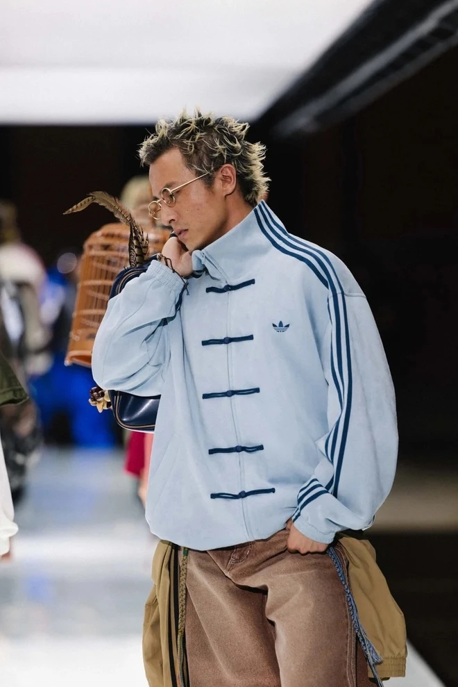 adidas, Chinese Track Top, áo khoác Tết Bính Ngọ, áo Đường trang hiện đại, Gen Z, Shanghai Fashion Week
