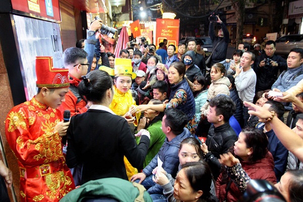 Mua vàng ngày vía thần tài 2026, Vía thần tài 2026, mua vàng ngày vía Thần Tài, giá vàng hôm nay, vàng nhẫn 24K, vàng miếng SJC, chênh lệch mua bán vàng