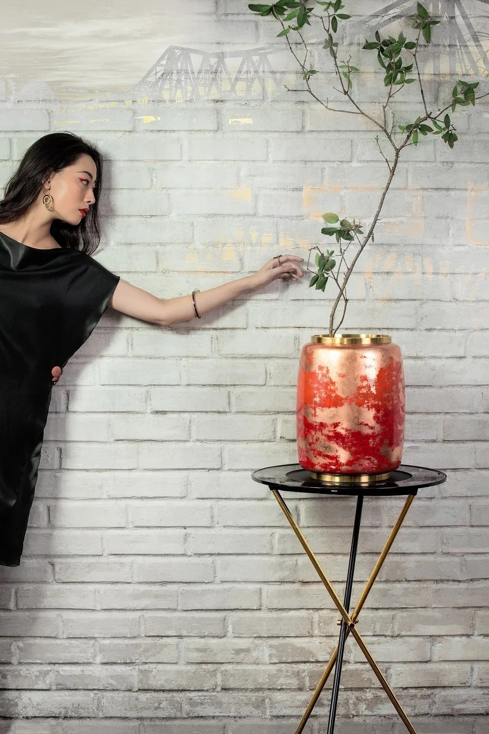 Bình hoa Red River Lớn, bình hoa sơn mài cao cấp, bình hoa nghệ thuật Hanoia, decor phòng khách sang trọng, quà tặng doanh nhân nữ