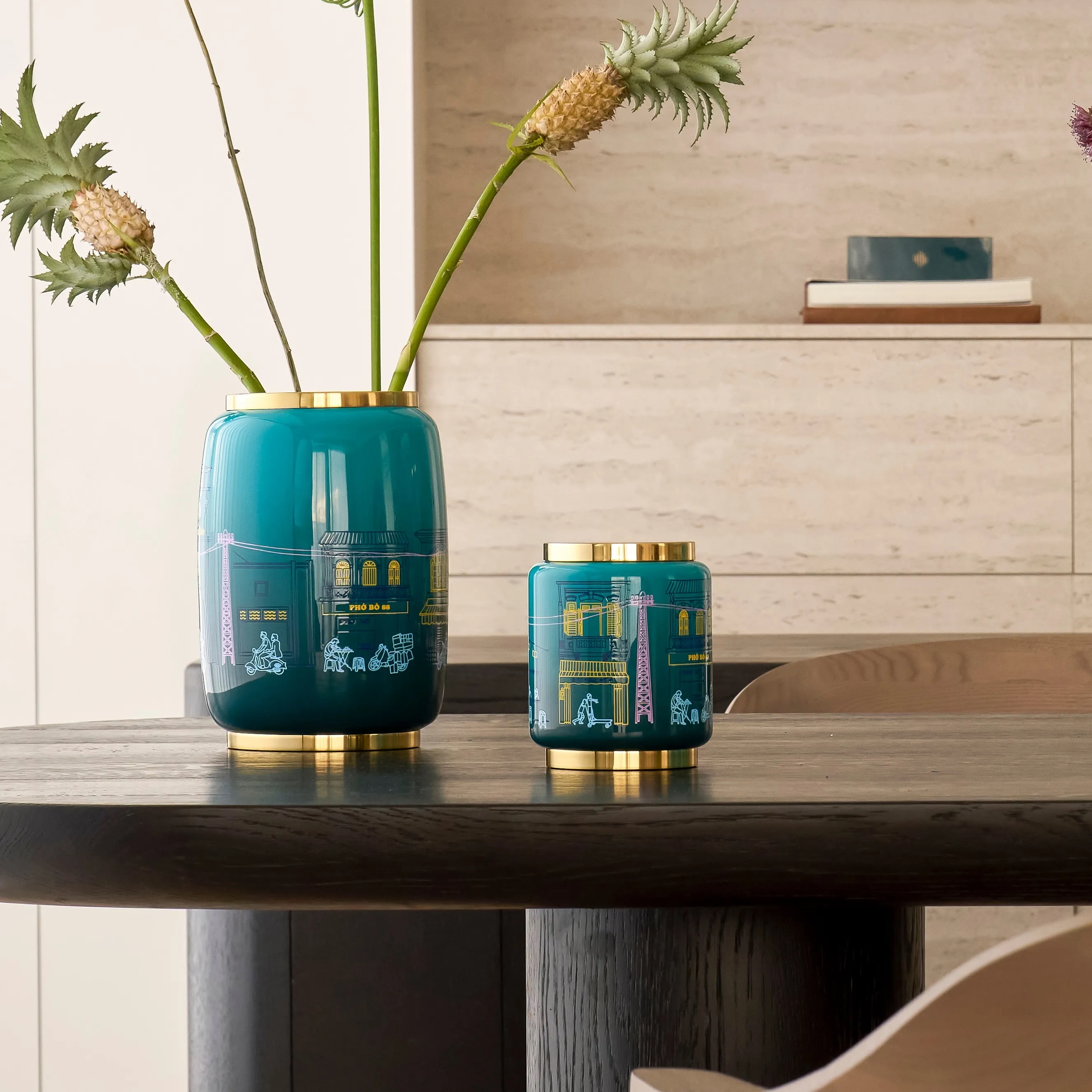 Bình hoa Monocle, bình hoa sơn mài khắc Sài Gòn, bình hoa nghệ thuật cao cấp, decor nội thất cho phụ nữ hiện đại, bình hoa xanh cổ vịt