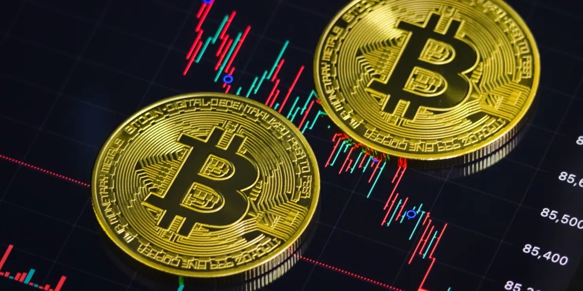 Bitcoin, giá Bitcoin hôm nay, ETF Bitcoin, quỹ phòng hộ, rút vốn ETF Bitcoin, thuế quan Mỹ, thị trường tiền mã hóa, 60.000 USD