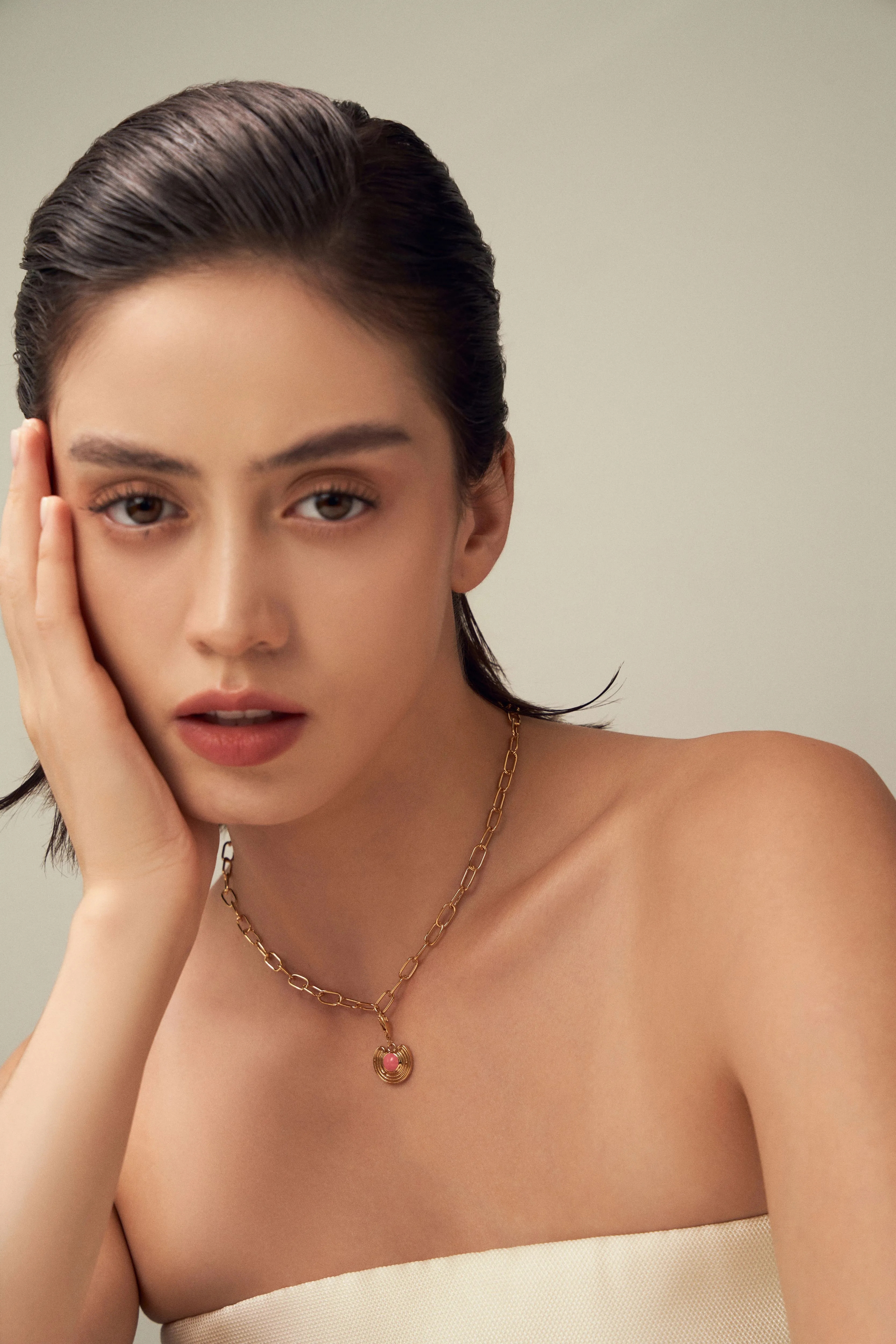 Charm mê cung Odyssey, charm sơn mài hồng, charm đồng mạ vàng 18K, charm mê cung Hy Lạp, phụ kiện nữ cao cấp, charm du lịch ý nghĩa