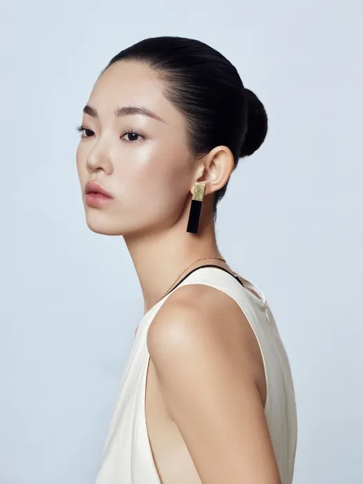 Khuyên tai Julie, Khuyên tai sơn mài Julie, khuyên tai sơn mài đen, khuyên tai vàng lá 24K, hoa tai dài tối giản, khuyên tai Julie đen