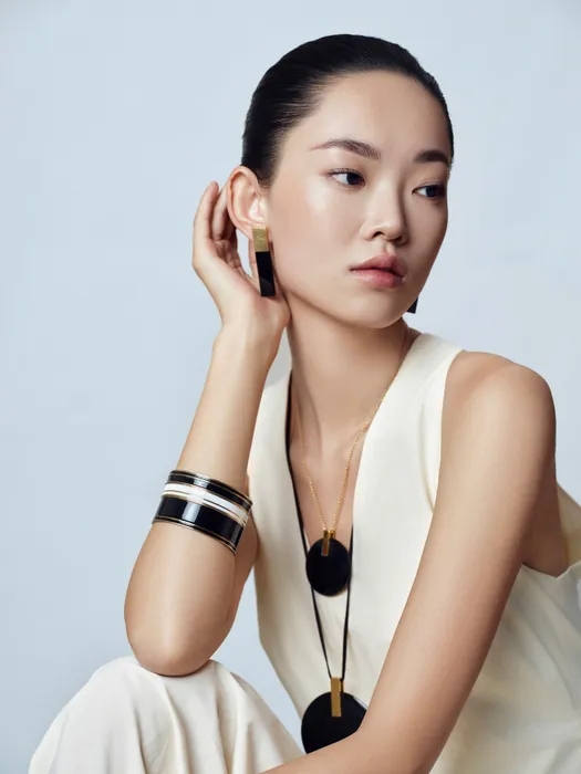 Khuyên tai Julie, Khuyên tai sơn mài Julie, khuyên tai sơn mài đen, khuyên tai vàng lá 24K, hoa tai dài tối giản, khuyên tai Julie đen