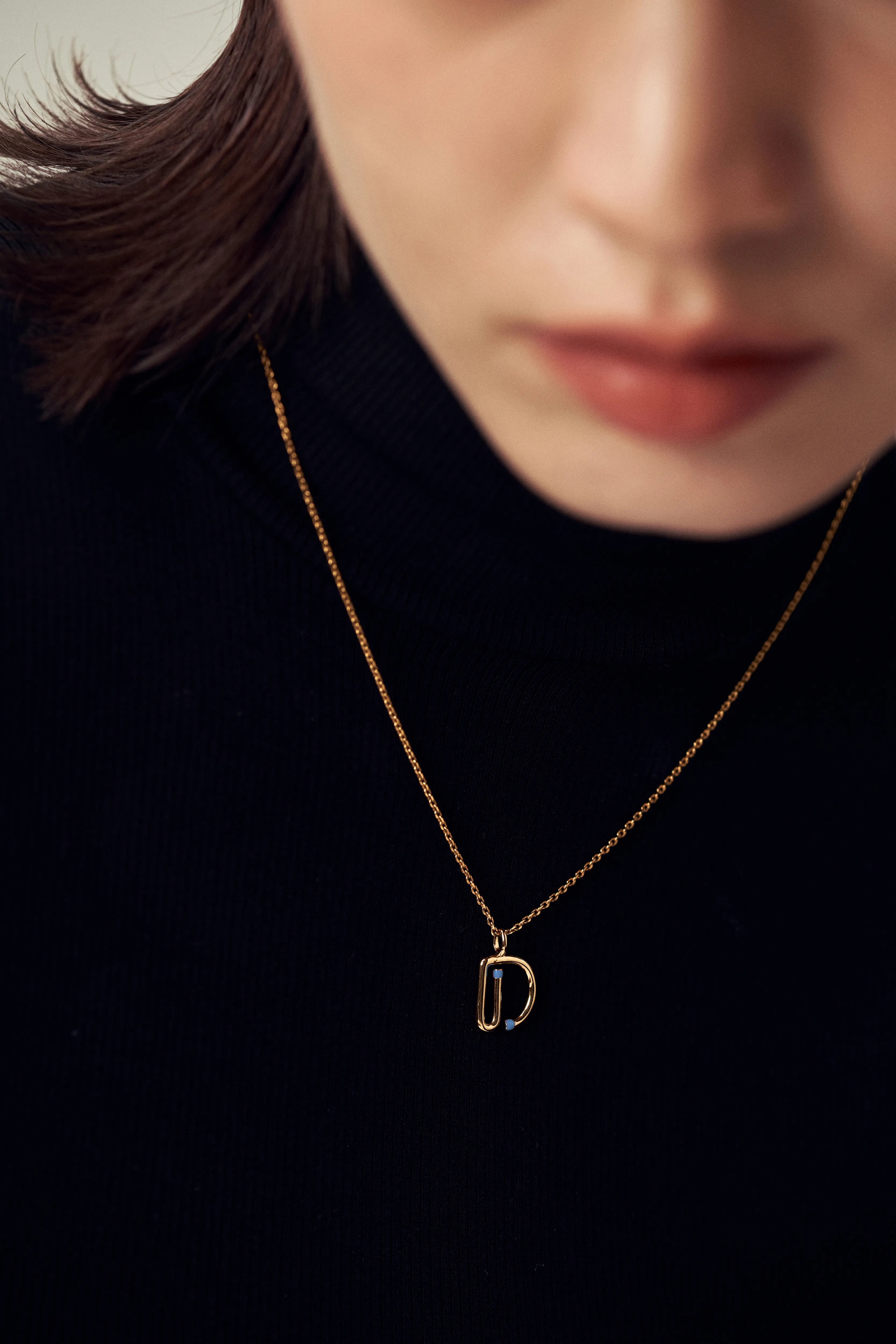 Mặt dây chuyền chữ cái Dear, mặt dây chuyền chữ cái, charm chữ cái sơn mài xanh dương, trang sức chữ cái cao cấp, dây chuyền Family Hanoia