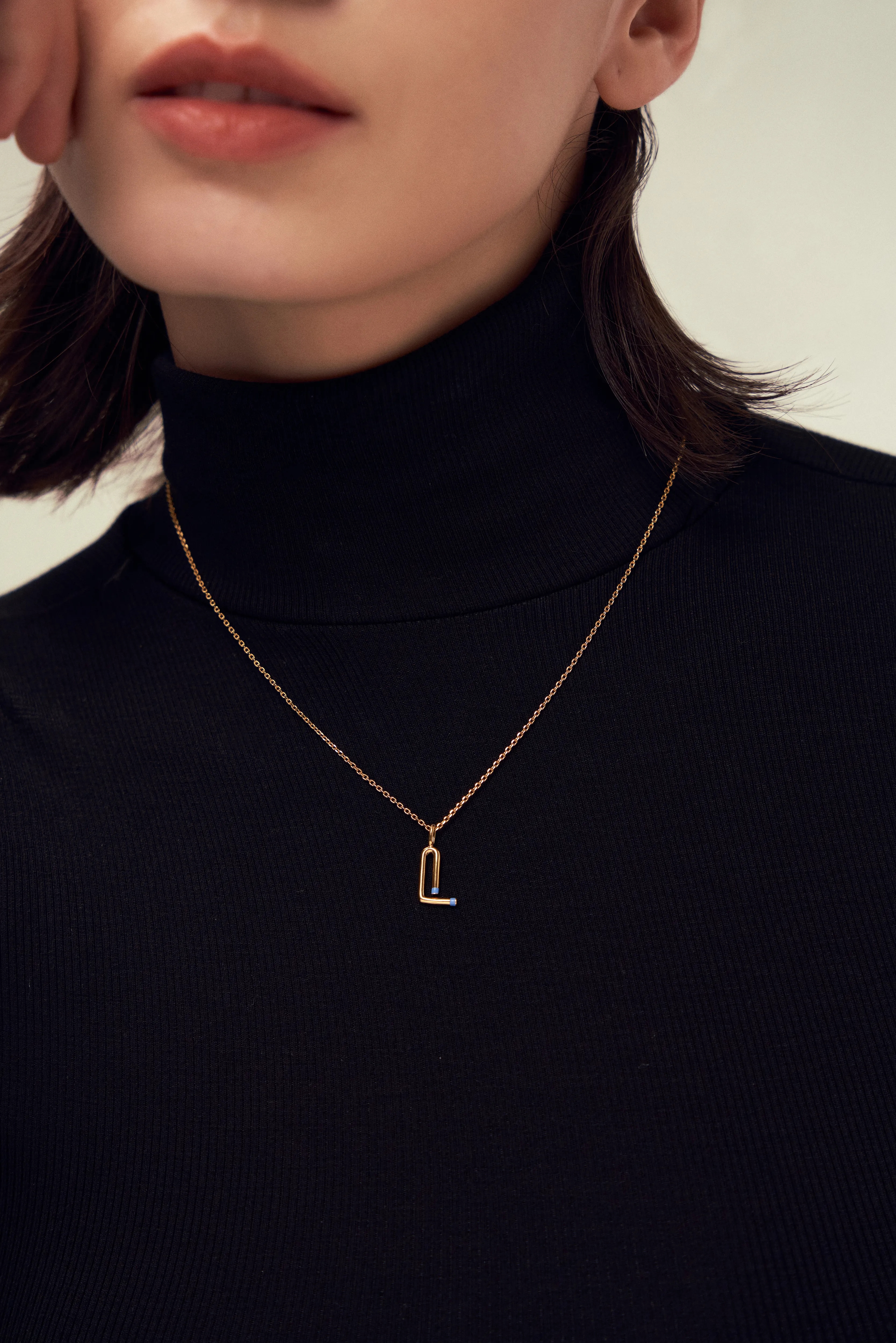 Mặt dây chuyền chữ cái Dear, mặt dây chuyền chữ cái, charm chữ cái sơn mài xanh dương, trang sức chữ cái cao cấp, dây chuyền Family Hanoia