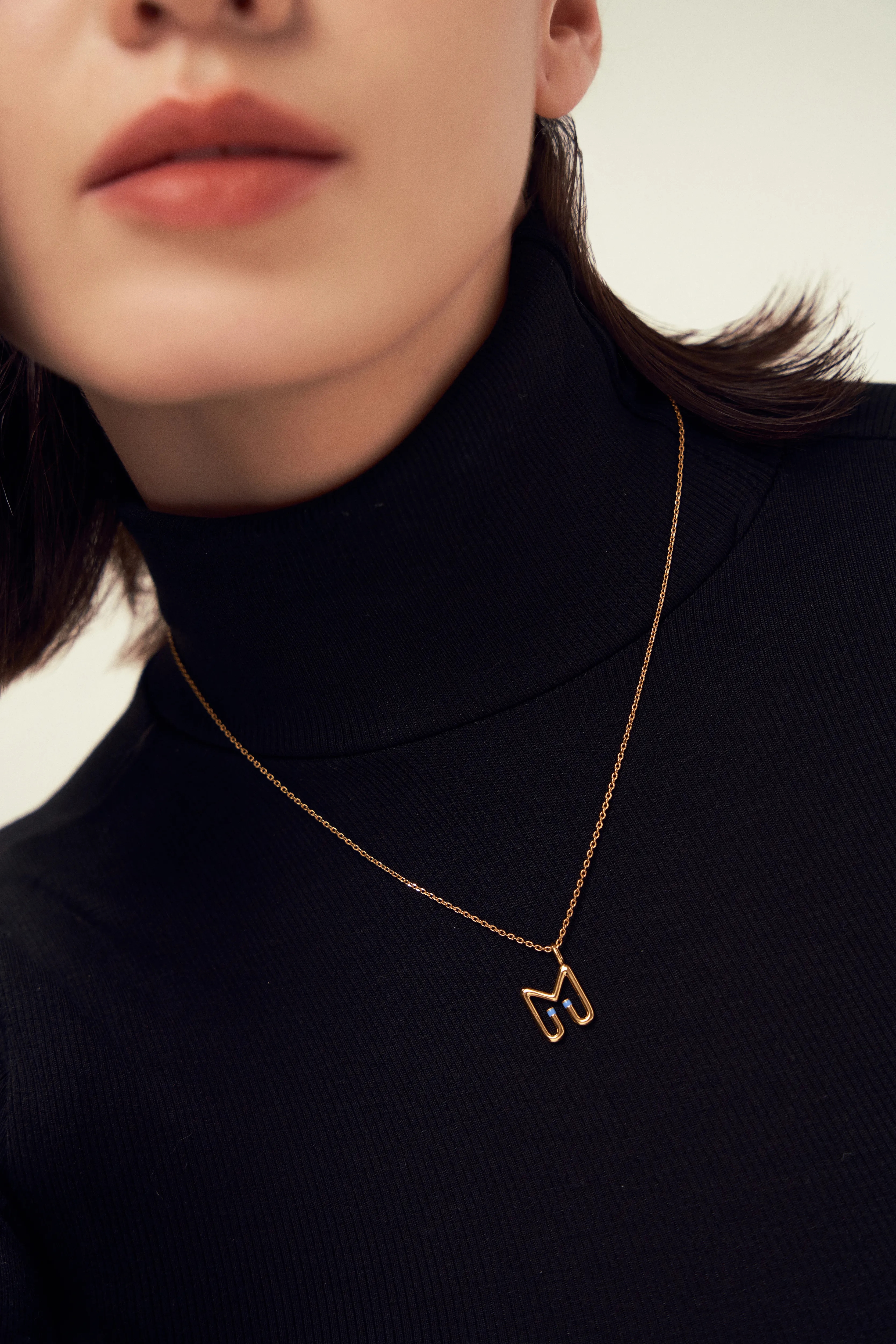 Mặt dây chuyền chữ cái Dear, mặt dây chuyền chữ cái, charm chữ cái sơn mài xanh dương, trang sức chữ cái cao cấp, dây chuyền Family Hanoia