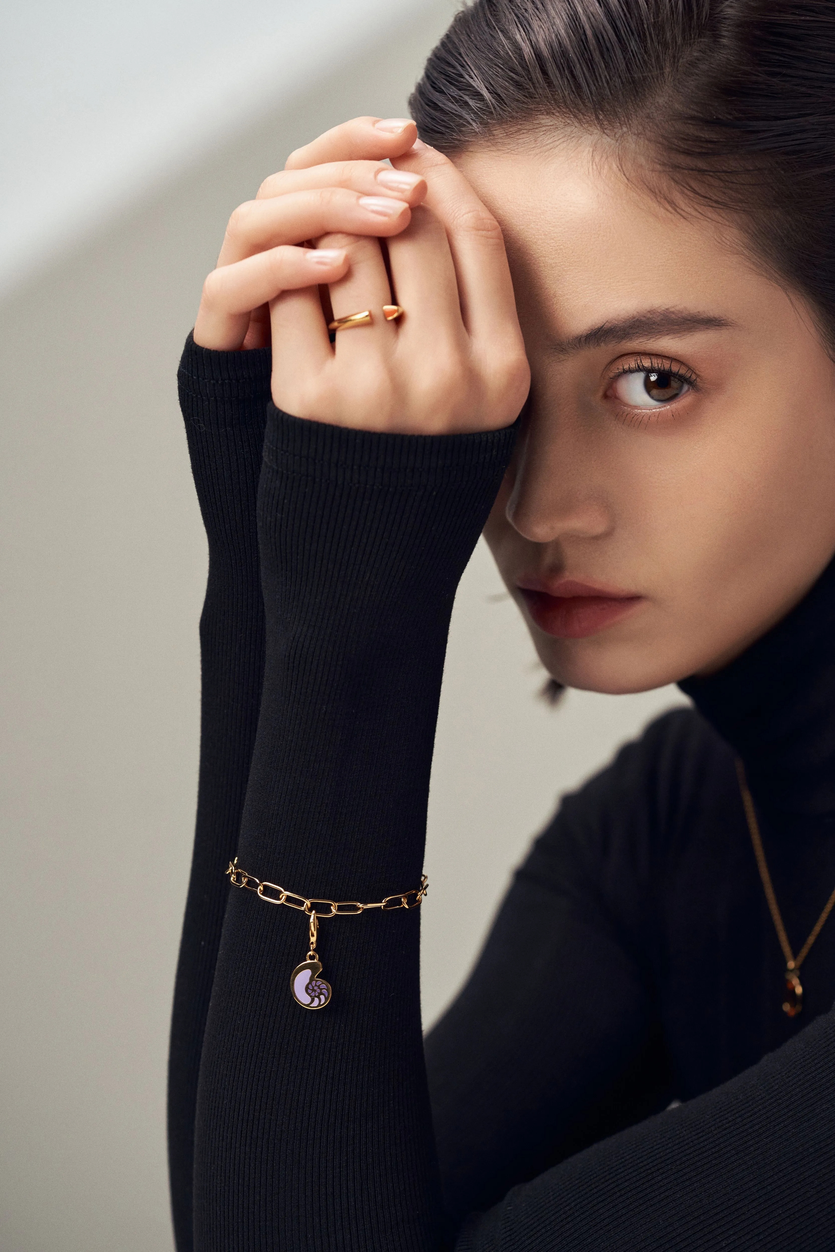 Charm vỏ ốc Odyssey, charm sơn mài tím, charm đồng mạ vàng 18K, charm cảm hứng biển, phụ kiện nữ cao cấp, charm du lịch ý nghĩa