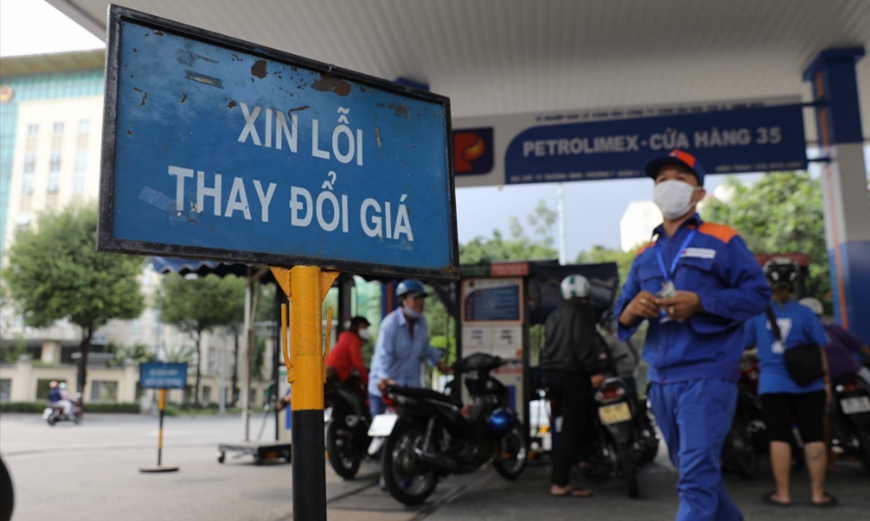 Giá xăng tăng gần 5.000 đồng/lít: RON95 quay lại mức cao như năm 2022
