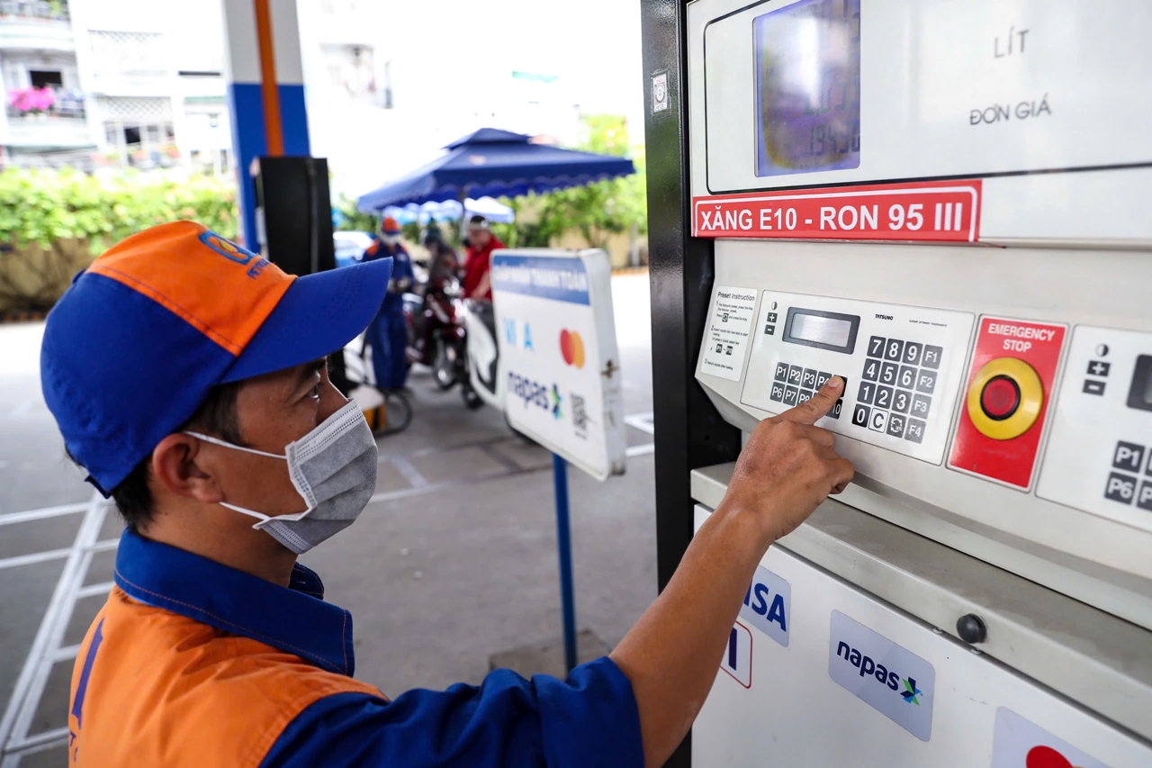 giá xăng hôm nay, giá xăng RON95, giá xăng dầu hôm nay, giá xăng tăng, giá xăng mới nhất, giá dầu diesel, điều chỉnh giá xăng