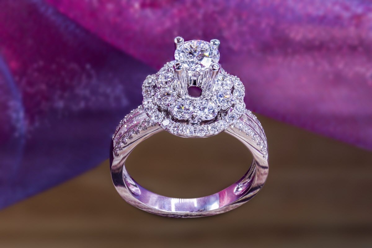 Nguyên nhân khiến nhẫn kim cương mau “xuống” màu?