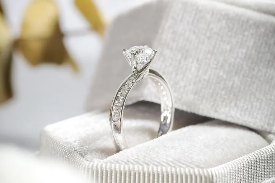 nhẫn kim cương xuống màu, vì sao kim cương bị xỉn màu, cách giữ nhẫn kim cương sáng bóng, bảo quản nhẫn kim cương đúng cách, vệ sinh trang sức kim cương