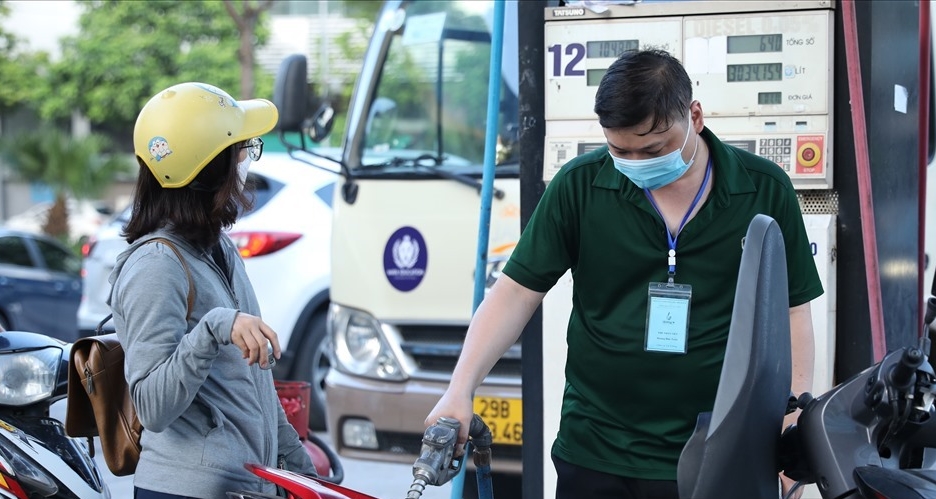 Giá xăng tăng liên tiếp, nhiều người trẻ vẫn “bình thản”