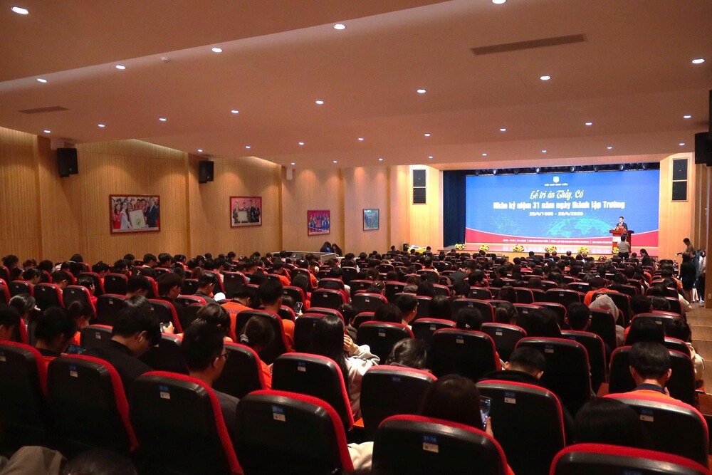 TS. Vũ Văn Hoàng truyền cảm hứng cho sinh viên HUTECH