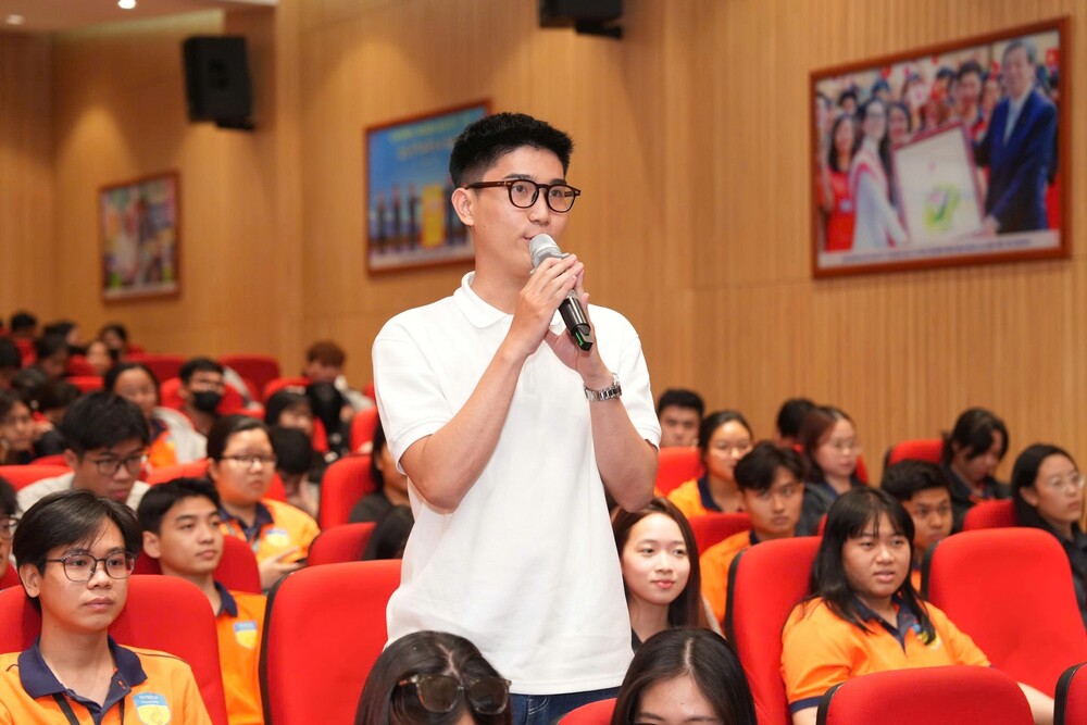 TS. Vũ Văn Hoàng truyền cảm hứng cho sinh viên HUTECH