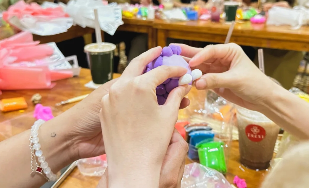 đất sét tự khô, nữ founder solo, kinh doanh handmade, bán hàng online, startup nhỏ, đồ thủ công Việt Nam