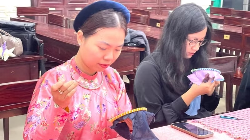 Thêu truyền thống, thêu tay Việt Nam, nghề thêu Gen Z, thêu làng Đông Cứu, thêu tay sáng tạo, thêu và văn hóa dân tộc