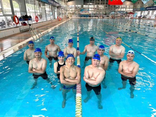 Đội ngũ HLV Bằng Linh bơi chuẩn Nhật cùng giảng viên người Nhật 