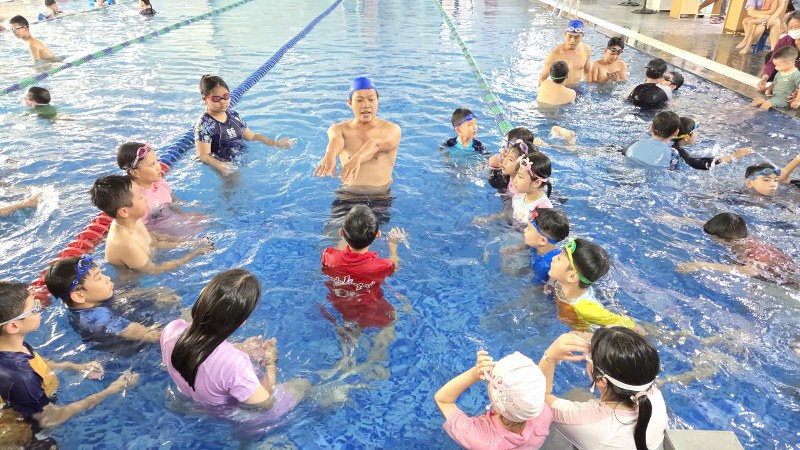Trẻ em Hà Nội hào hứng với chương trình bơi miễn phí của Bằng Linh