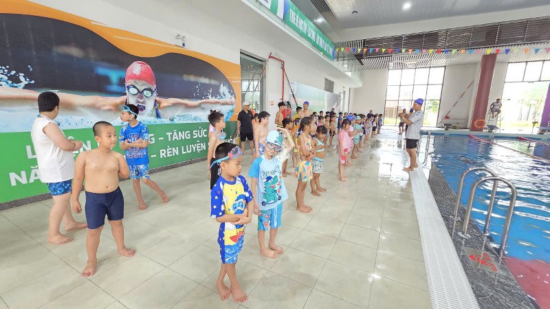 Trẻ mạnh bạo, tự tin và thích nước cùng các HLV Bằng Linh