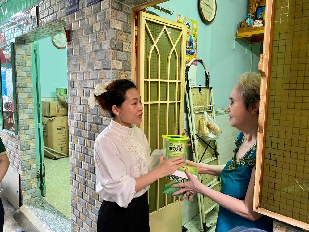 Phường Cầu Ông Lãnh tặng 800 bẫy muỗi công nghệ 