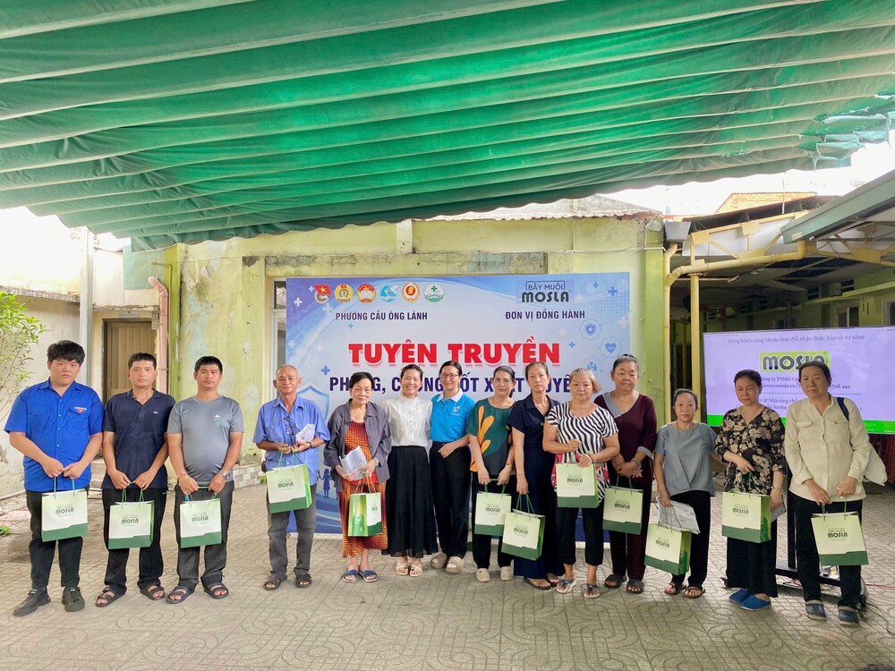 Phường Cầu Ông Lãnh tặng 800 bẫy muỗi công nghệ cho người dân phòng dịch sốt xuất huyết