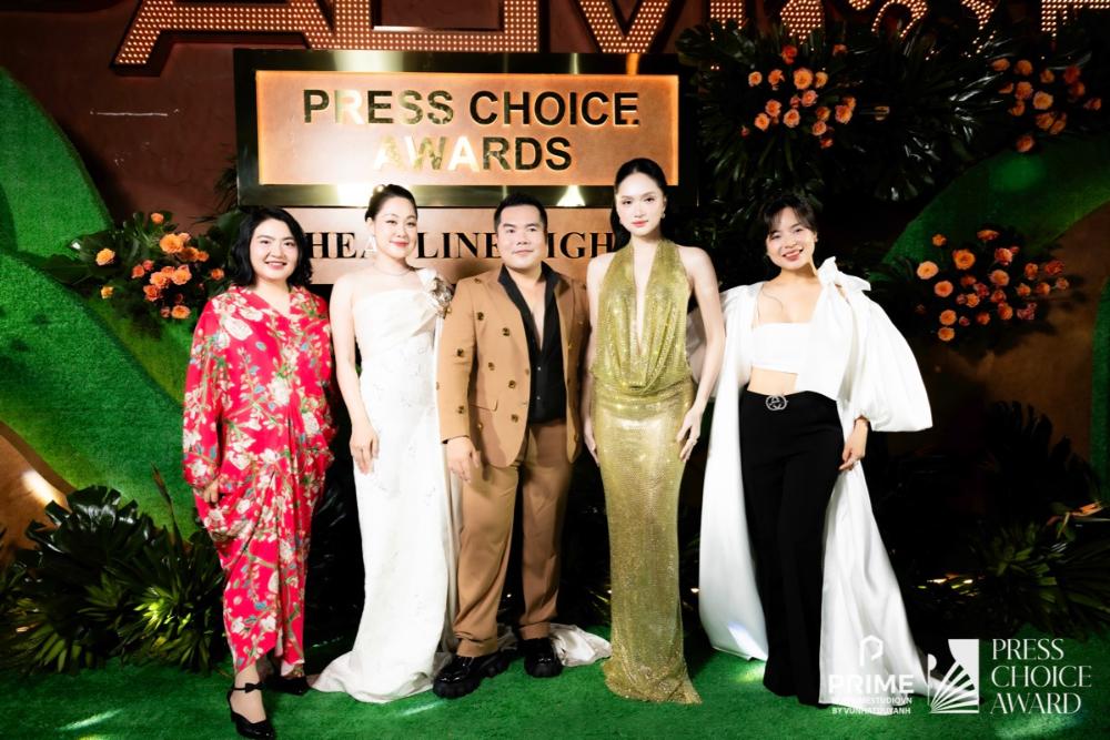Hương Giang khẳng định thần thái ngôi sao trên thảm đỏ Press Choice Award