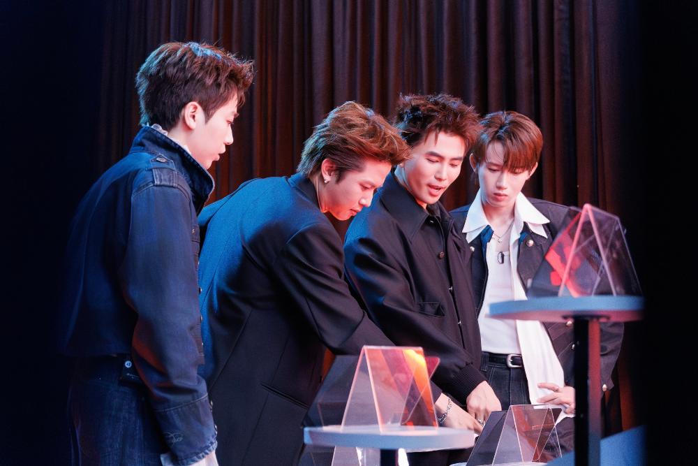 Thành viên nhóm nhạc nam các thế hệ hội tụ, tiết mục trình diễn chuẩn “Idol Boygroup”