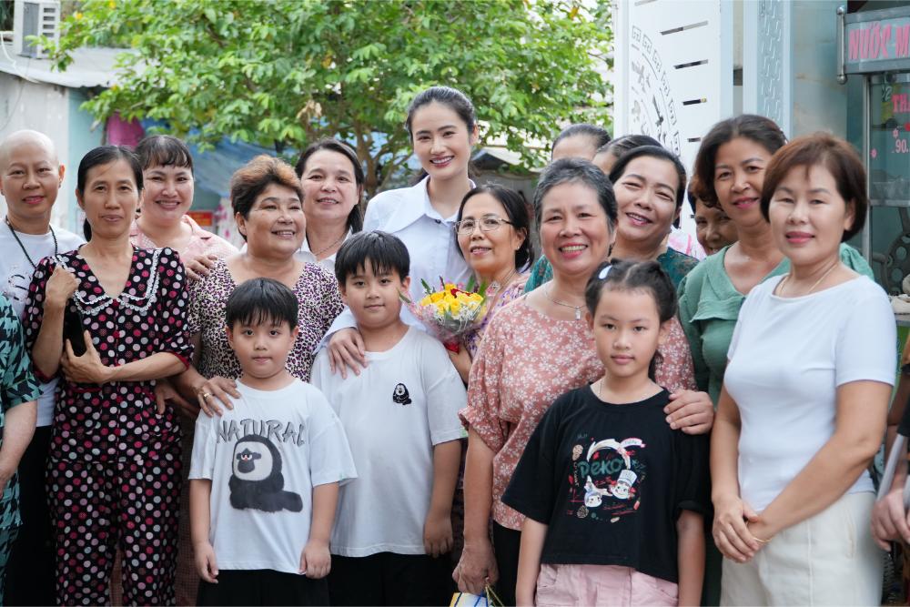 Cuộc hội ngộ không trọn vẹn khiến Hoa Hậu Ý Nhi bật khóc