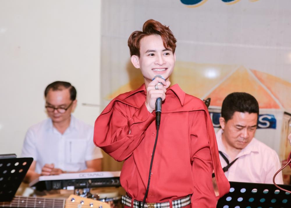 Nguyễn Quốc Linh hát liên tục 20 ca khúc trong đêm nhạc riêng