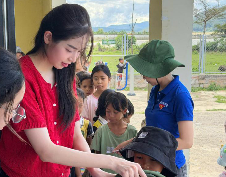 Sinh nhật đặc biệt của Hoa Hậu Thanh Thủy bên trẻ em vùng cao