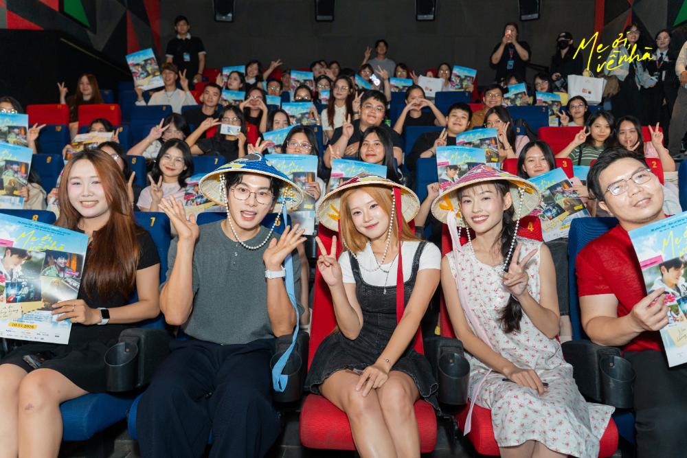 Dàn cast Mẹ ơi, về nhà quậy tung rạp chiếu-  Lee Yi Kyung ghi điểm tuyệt đối, Hoàng Yến Chibi hát live tặng fan