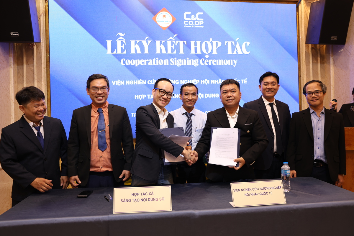 Ông Bùi Quang Tinh Tú, Chủ tịch Hợp tác xã Sáng tạo Nội dung số, và GS.TS Lê Tiến Sang, Phó Viện trưởng Thường trực RECOI, ký kết hợp tác tại sự kiện. 