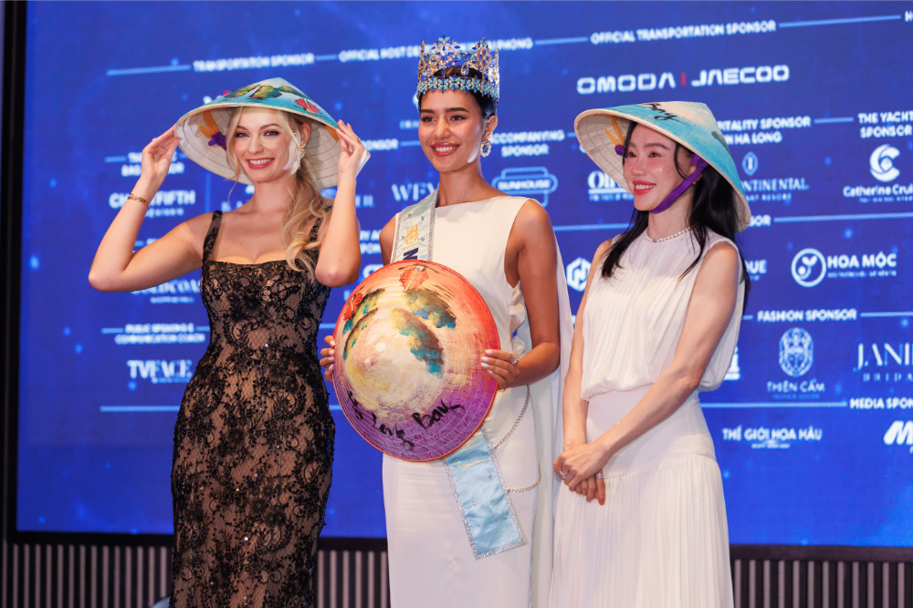 Đương kim Hoa hậu Thế giới Opal Suchata và thí sinh Miss World 2026 trao quà tại Quảng Ninh 