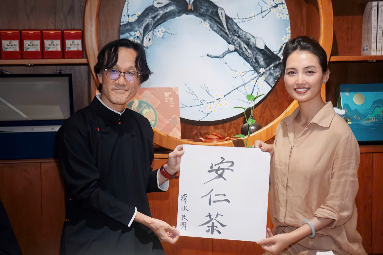 GS Shimizu Masaaki viết tặng thư pháp cho Bà Dương Lệ, Trà chủ An Nhơn Trà