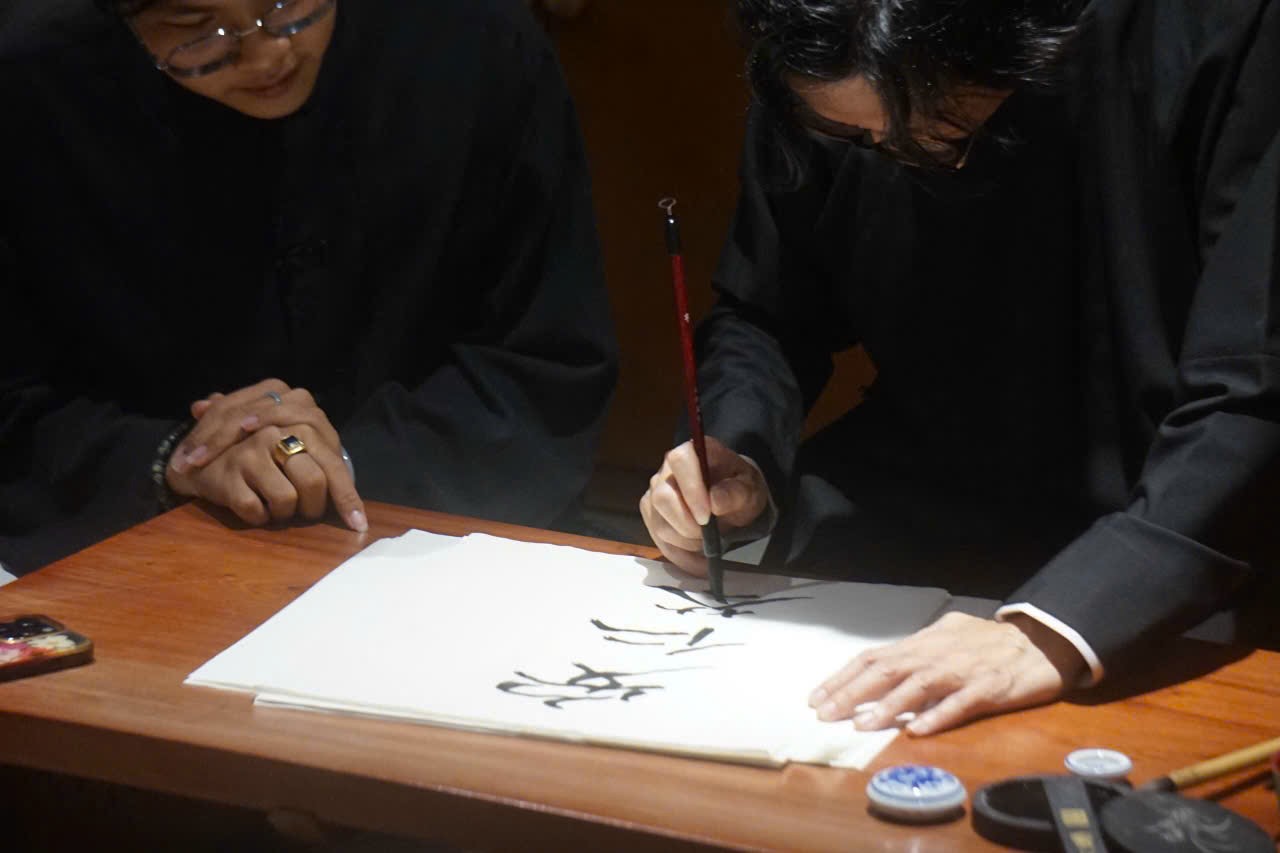 GS Shimizu Masaaki viết thư pháp tặng khách tham dự