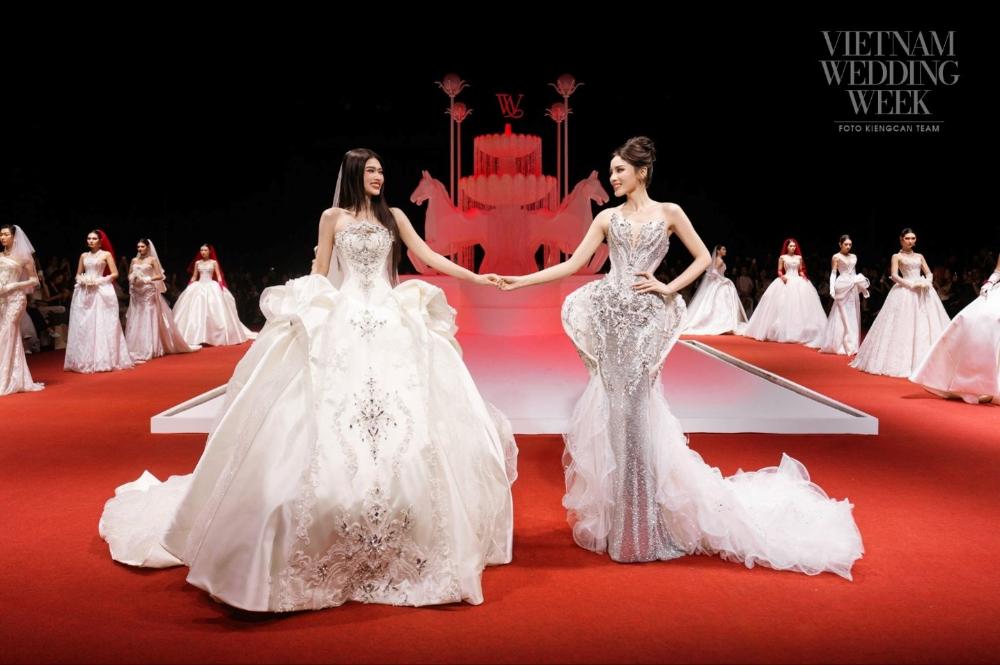 Kỳ Duyên, Đoàn Thiên Ân gây sốt với cái nắm tay đôi trên sàn diễn