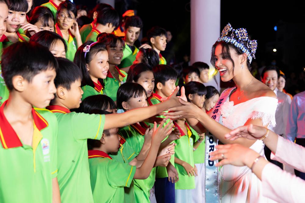 Top 3 Miss World 2026 trở lại Khánh Hòa, đón Tết Trung Thu Việt Nam