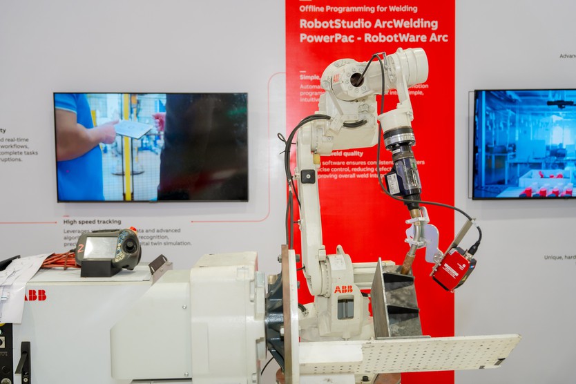 Robot hàn công nghiệp ABB trình diễn ứng dụng tự động hóa trong sản xuất