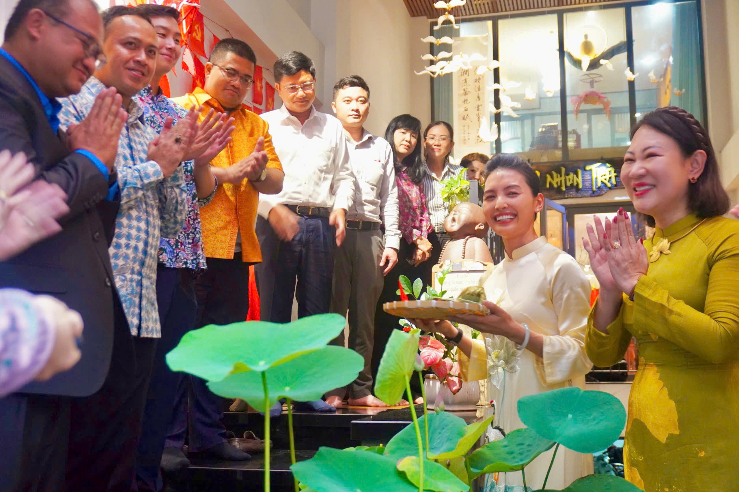 Những bông sen Việt ngậm trà còn tươi mới đã được chính các vị khách quý tự tay cắt hoa cùng trà chủ Dương Lệ  sau đó cùng nhau thưởng thức trong tiệc trà hữu nghị