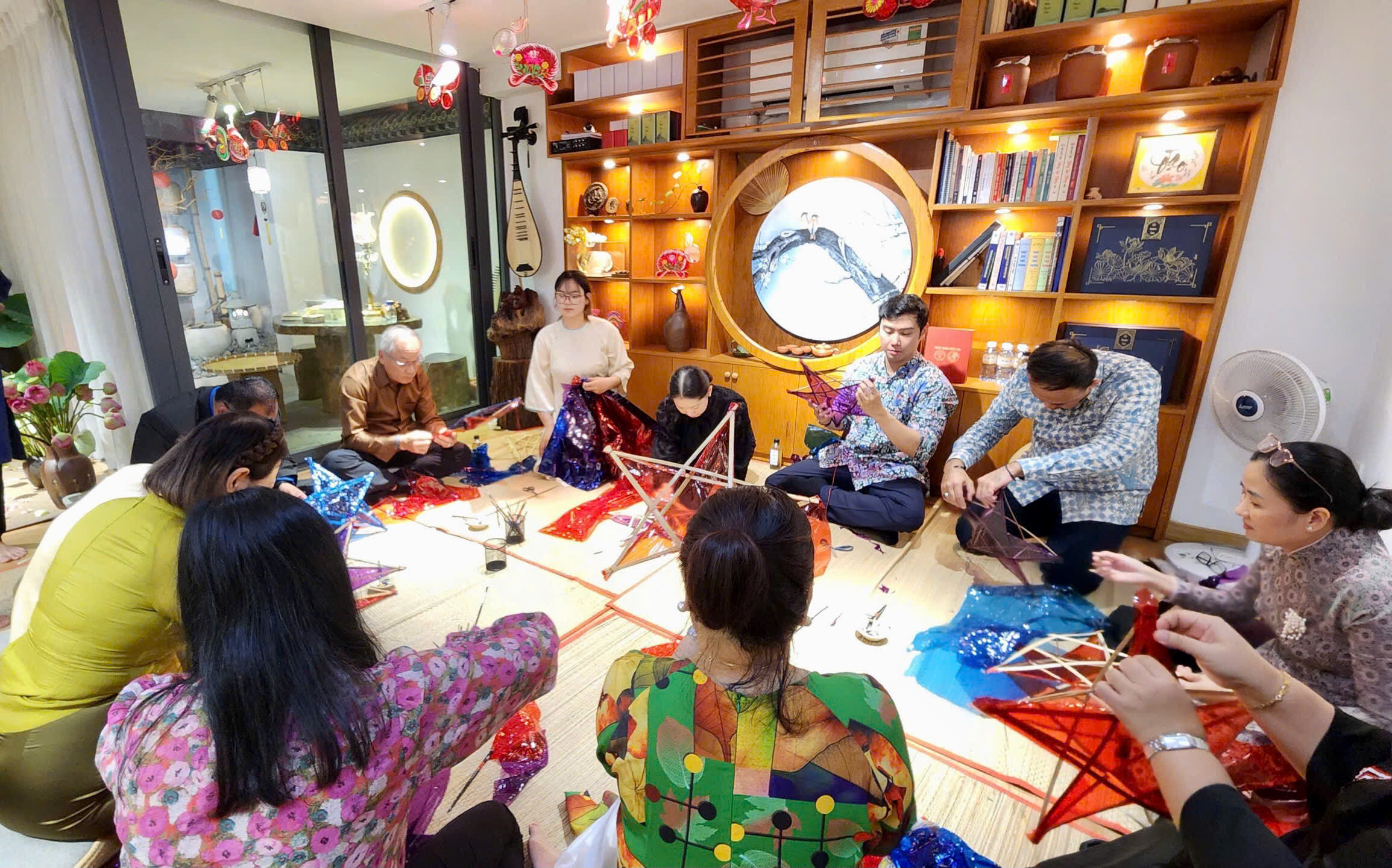 Đại diện Tổng lãnh sự quán các nước Asean trang trí lồng đèn tại sự kiện
