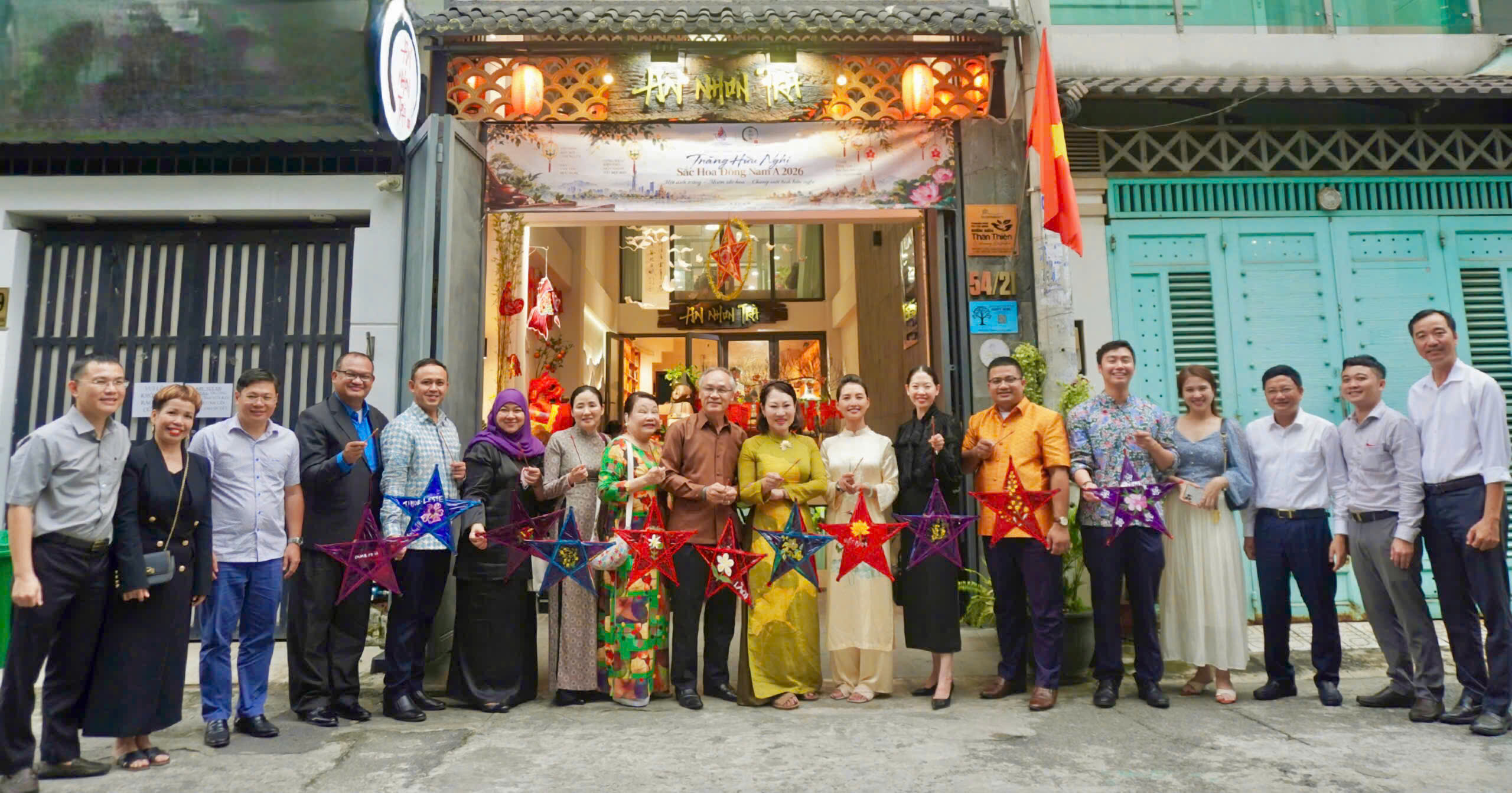 Đại diện Tổng lãnh sự quán các nước Asean và khách mời chụp hình lưu niệm
