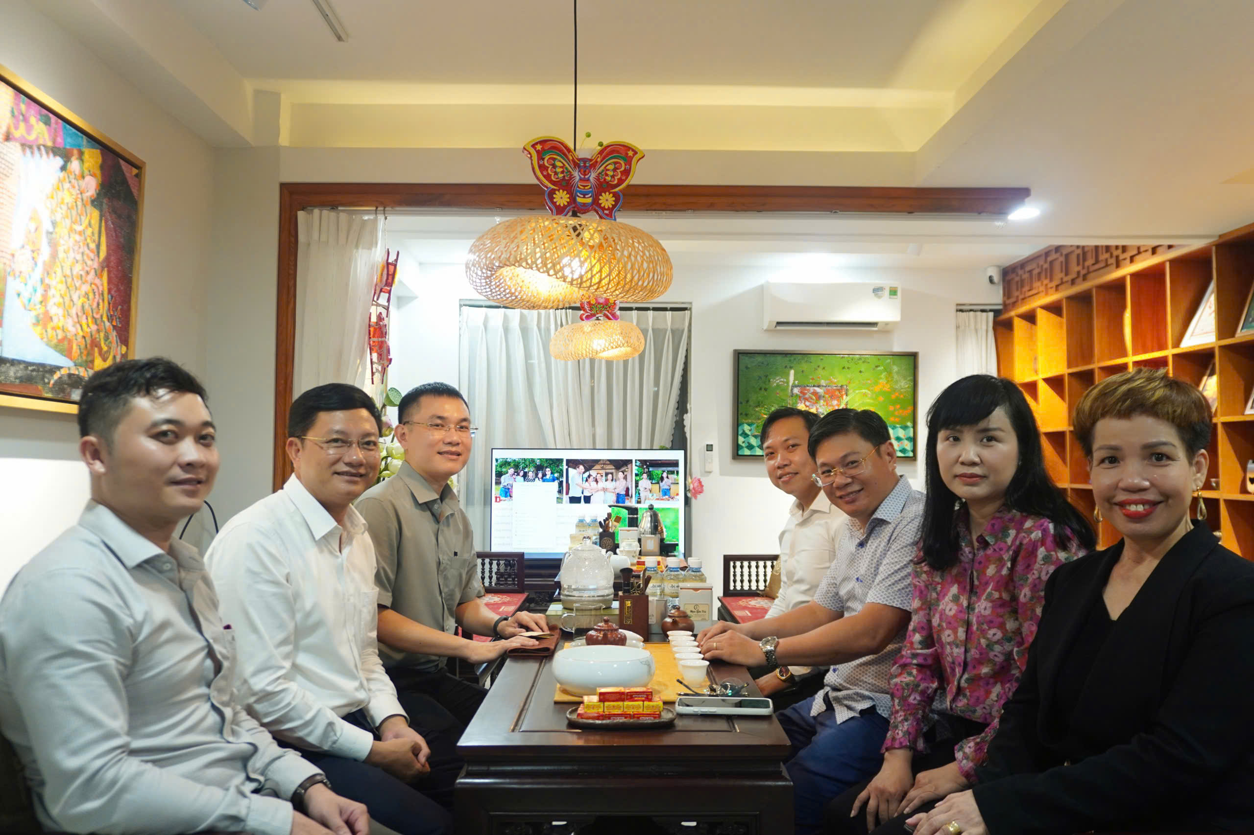 Các khách mời thưởng trà