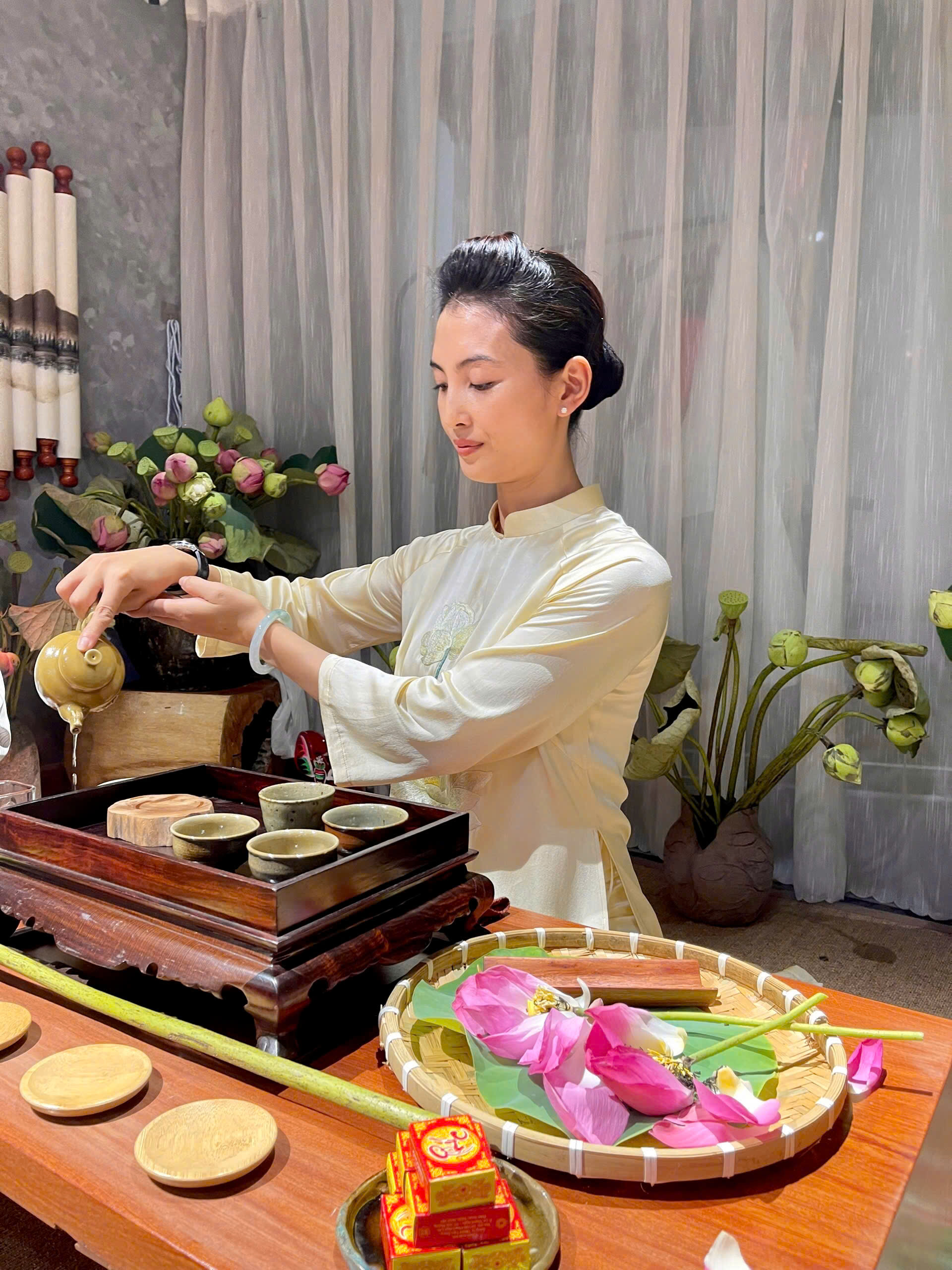 Nghệ nhân Dương Lệ, Trà chủ An Nhơn Trà pha trà mời khách